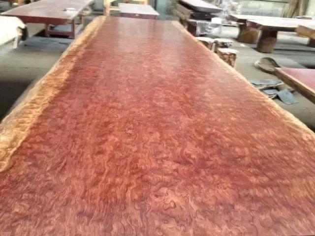 一颗重达几十吨的巴西花梨切开后像千层雪糕