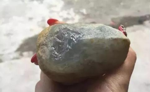 翡翠原石雕刻的精品,翡翠原石如何雕刻价值最大