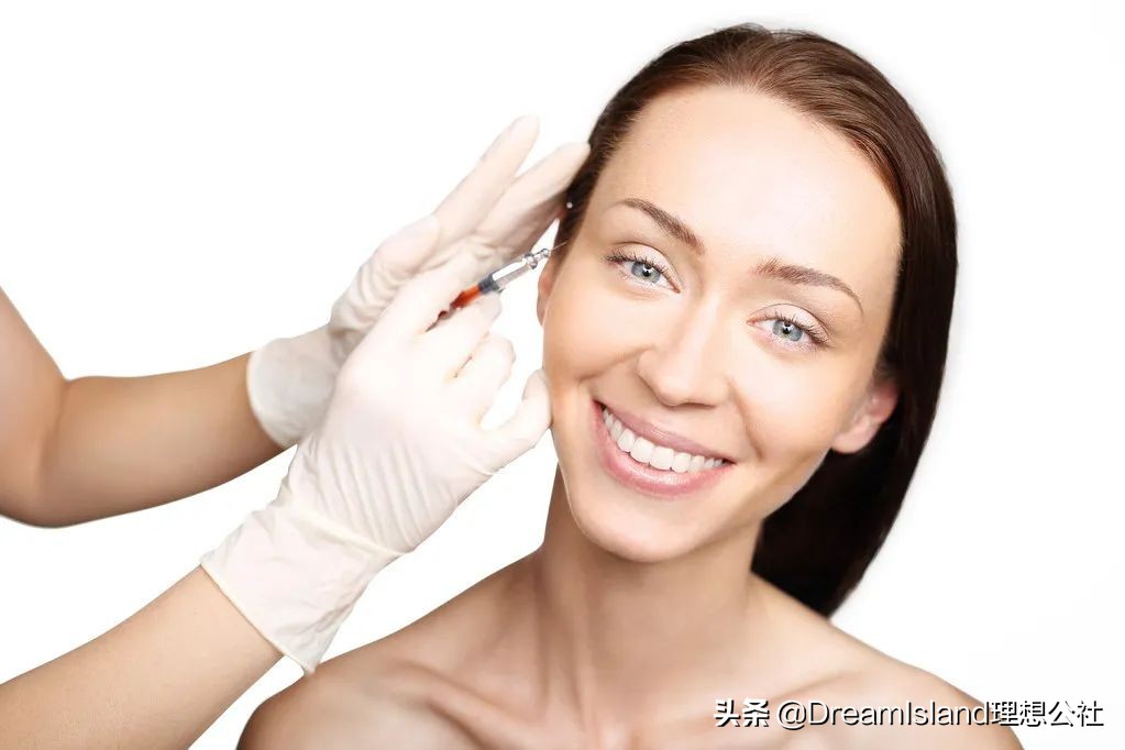 脸上有闭口毛孔粗大适合什么医美,毛孔粗大有闭口黑头该做什么医美