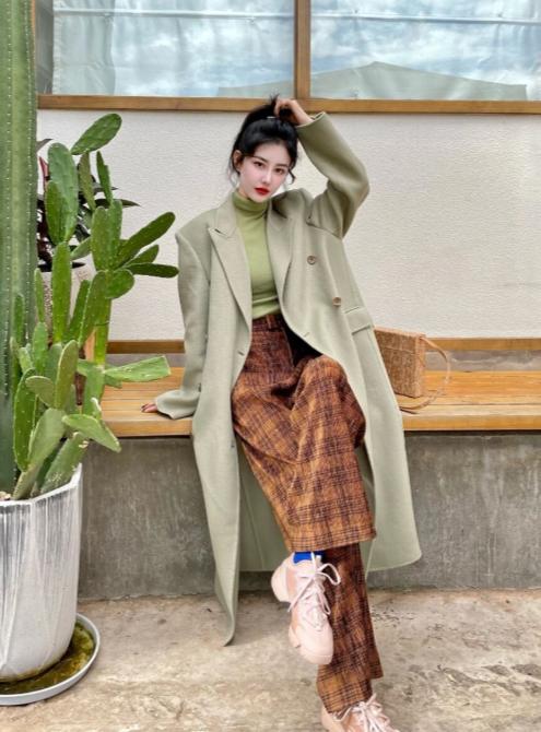 韩系大衣搭配衣服技巧,韩系大衣带领子的怎么穿搭