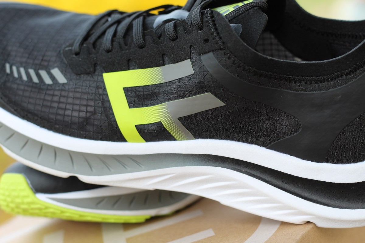 freetie轻跑鞋一代和二代,小米freetie云弹轻跑鞋