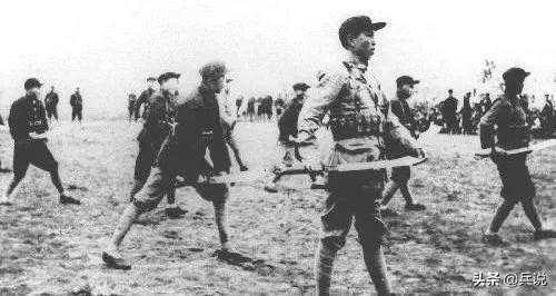 17岁*飚耿**当游击队长，拥有第一支枪：快要散架，却视若珍宝