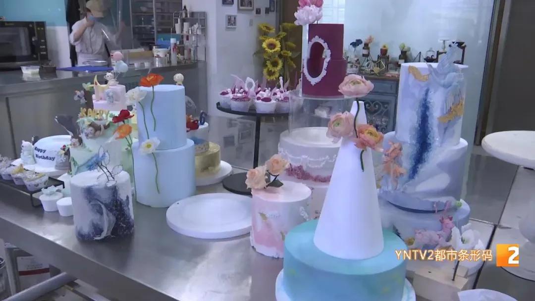 “太惊艳！一枝枝糖花在蛋糕上盛开！”来自昆明饭店的这位西点烹饪大师，牛！