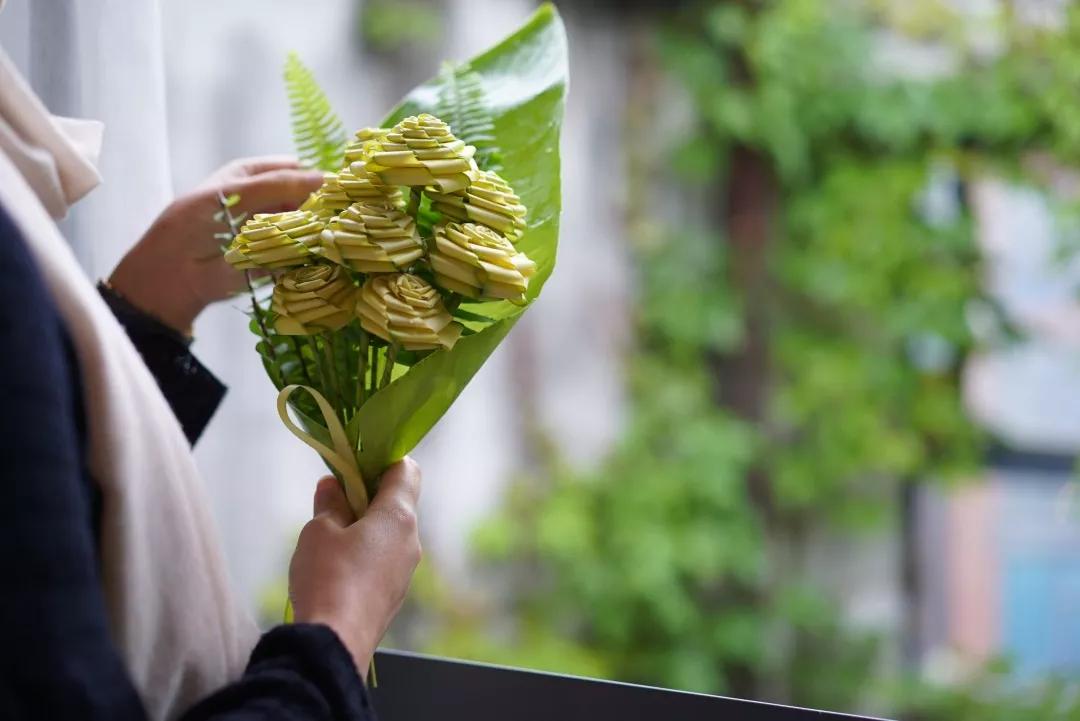 用叶子编玫瑰花图片,不用剪刀做教师节玫瑰花手工制作