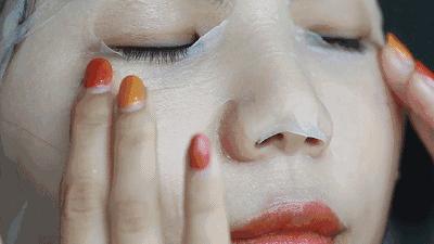 面膜纸上的塑料纸起什么作用,面膜塑料纸需要敷在脸上还是撕掉