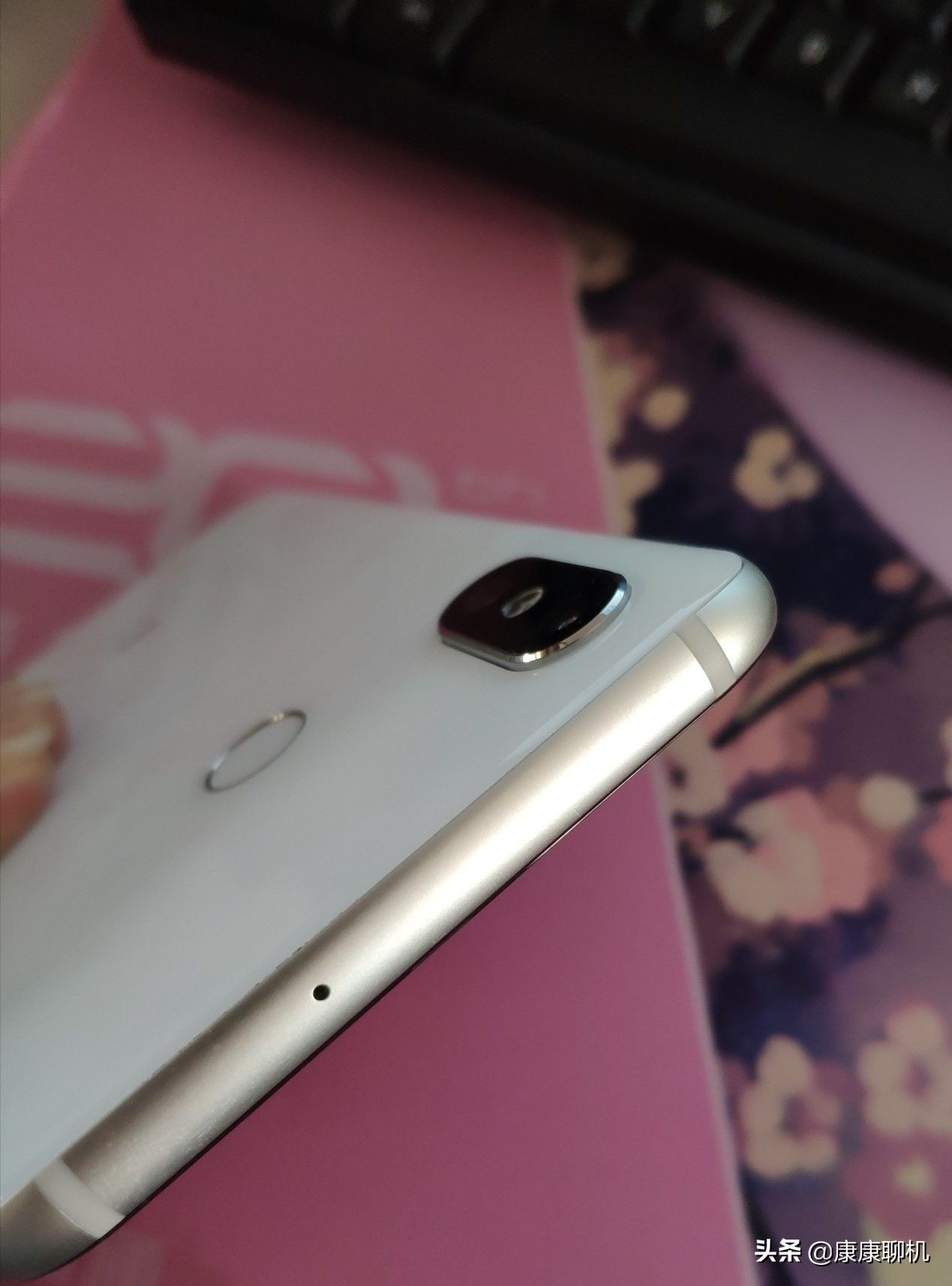 果粉买米8遇“闪屏门”，直呼下部手机依旧买小米！