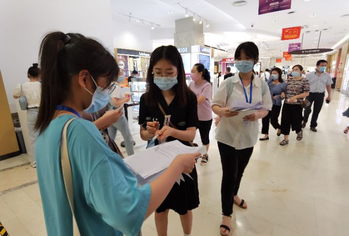 海南学子三下乡：实地调研免税店，助力自贸港建设