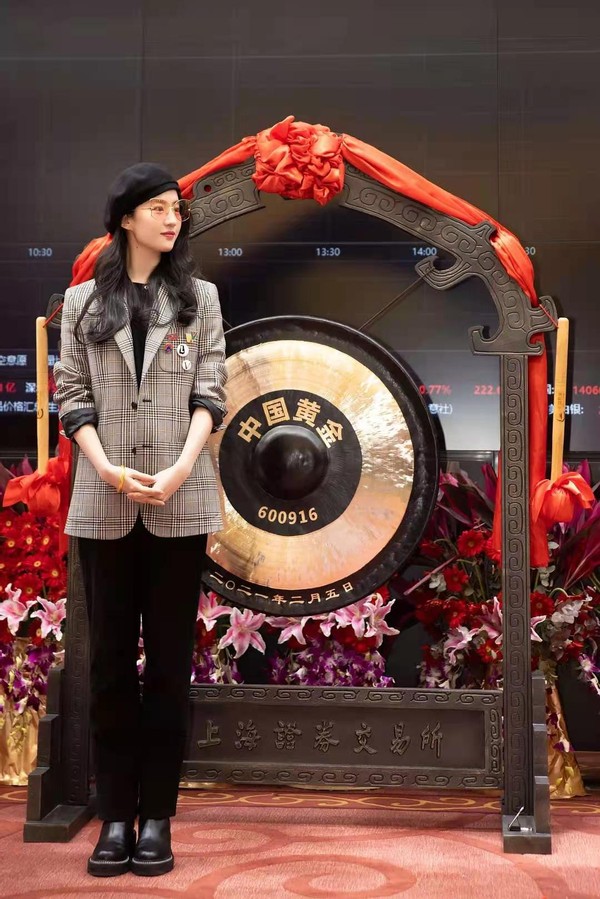 刘亦菲穿西服露出小蛮腰超有型,刘亦菲穿西装现身巴黎时装周