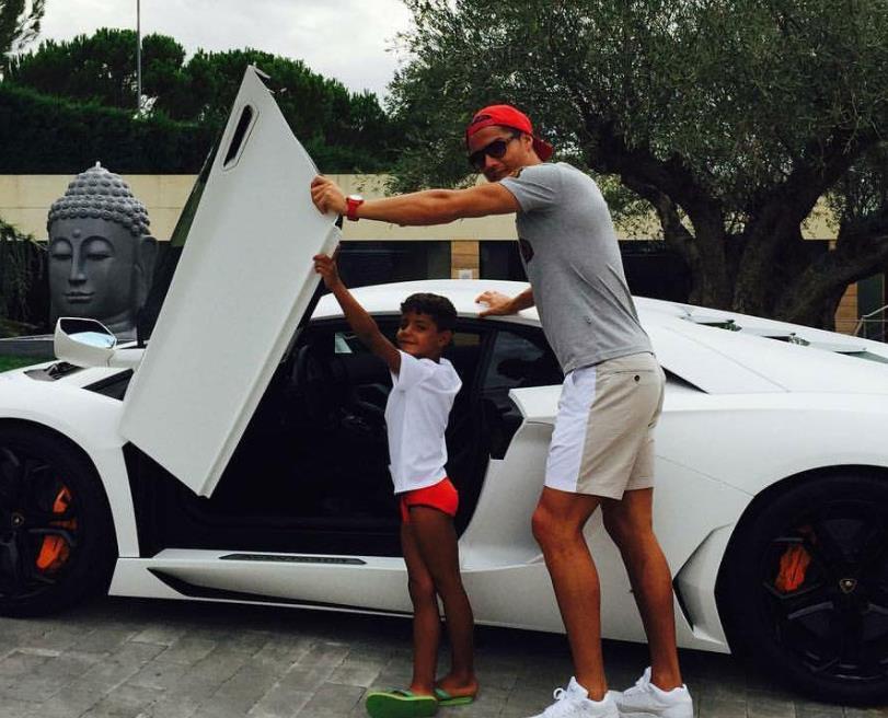 羡慕！C罗又购买了一辆超跑藏品，全球仅10台，税前5200万