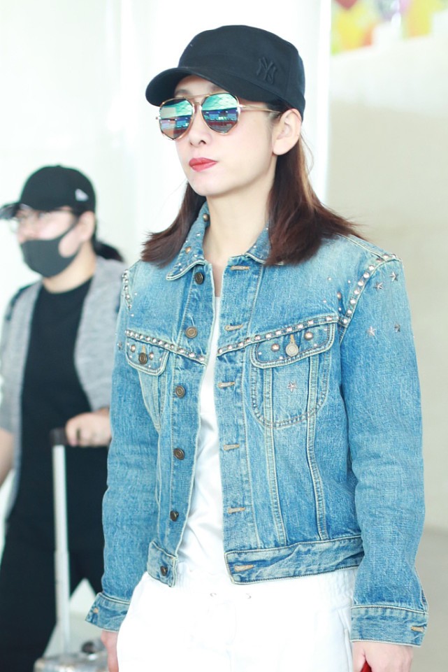 秦海璐穿条纹连体裤干练又霸气,秦海璐最近很火的穿搭风格