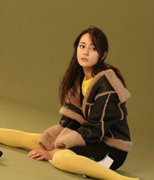 热巴穿白色裤子,热巴穿黑色裤子