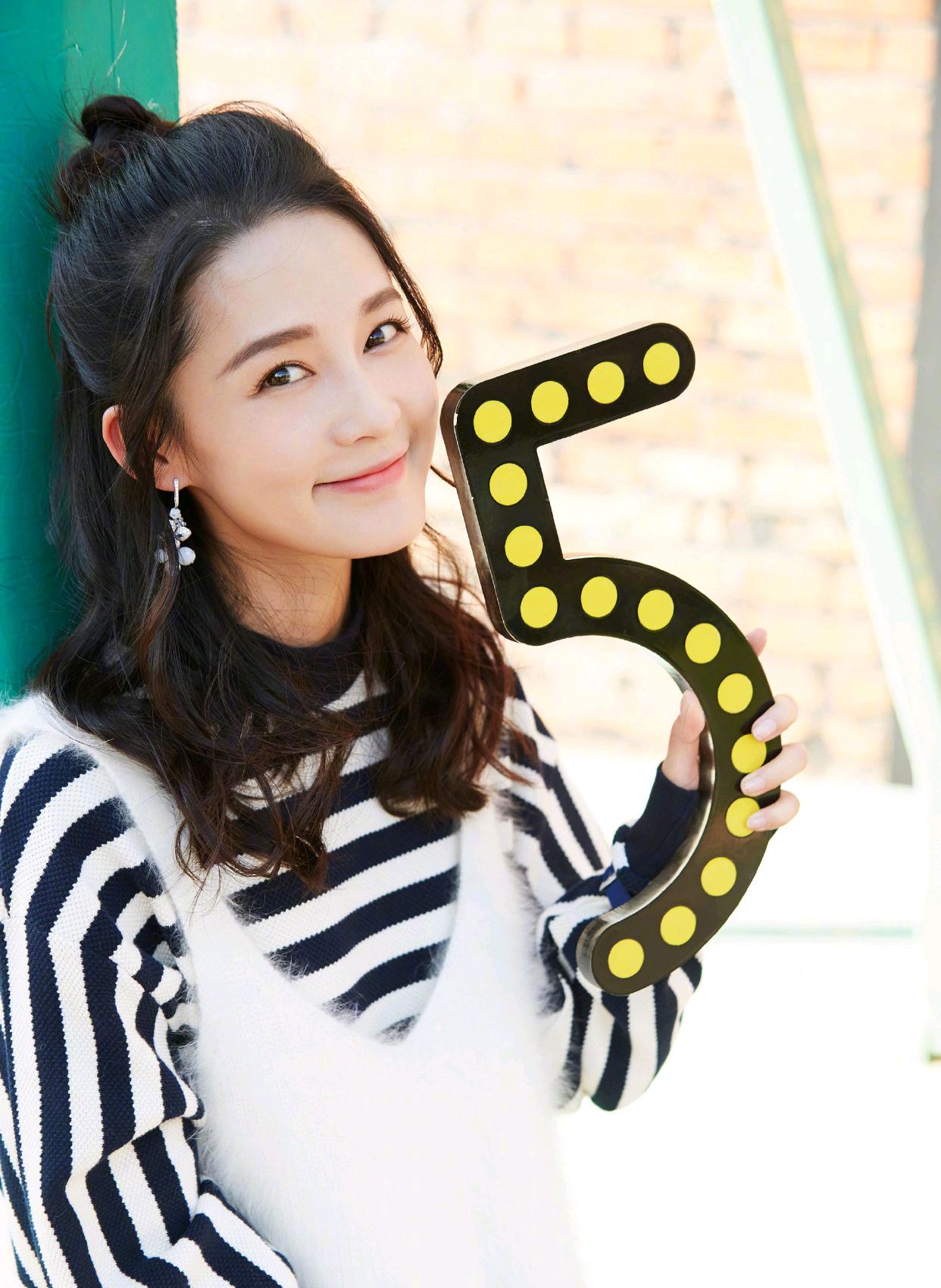 李沁的穿搭绿色西装,李沁穿黑色西装裙最新