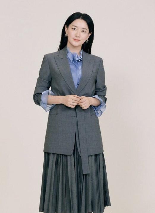 李英爱穿复古长裙优雅,49岁李英爱近期照片穿开衫毛衣