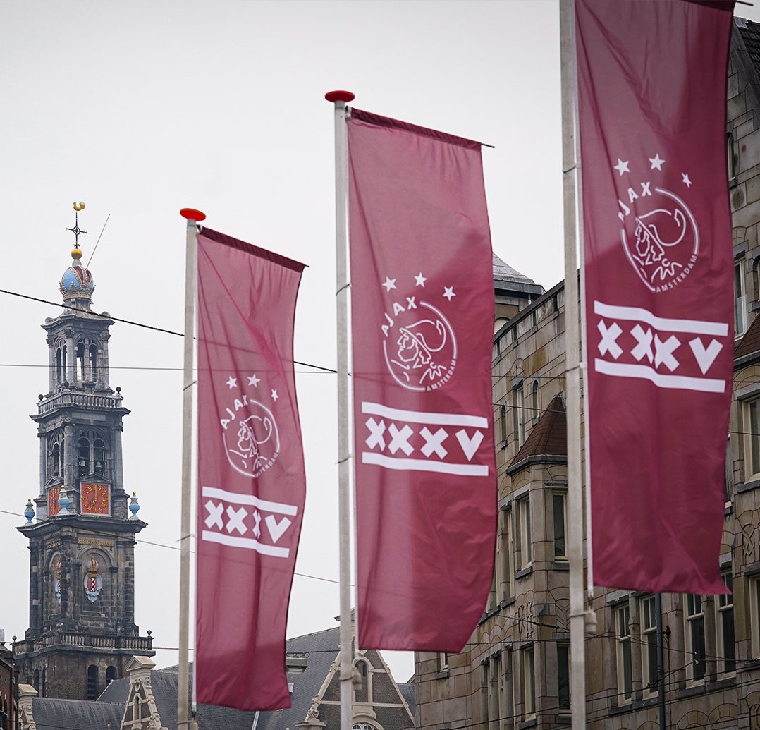 欧洲豪门球队，为球迷融化冠军奖盘！打造星星送出，表示感恩