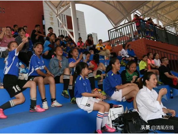 丹江口市凉水河镇小学足球赛图片,丹江口市浪河小学足球队比赛时刻