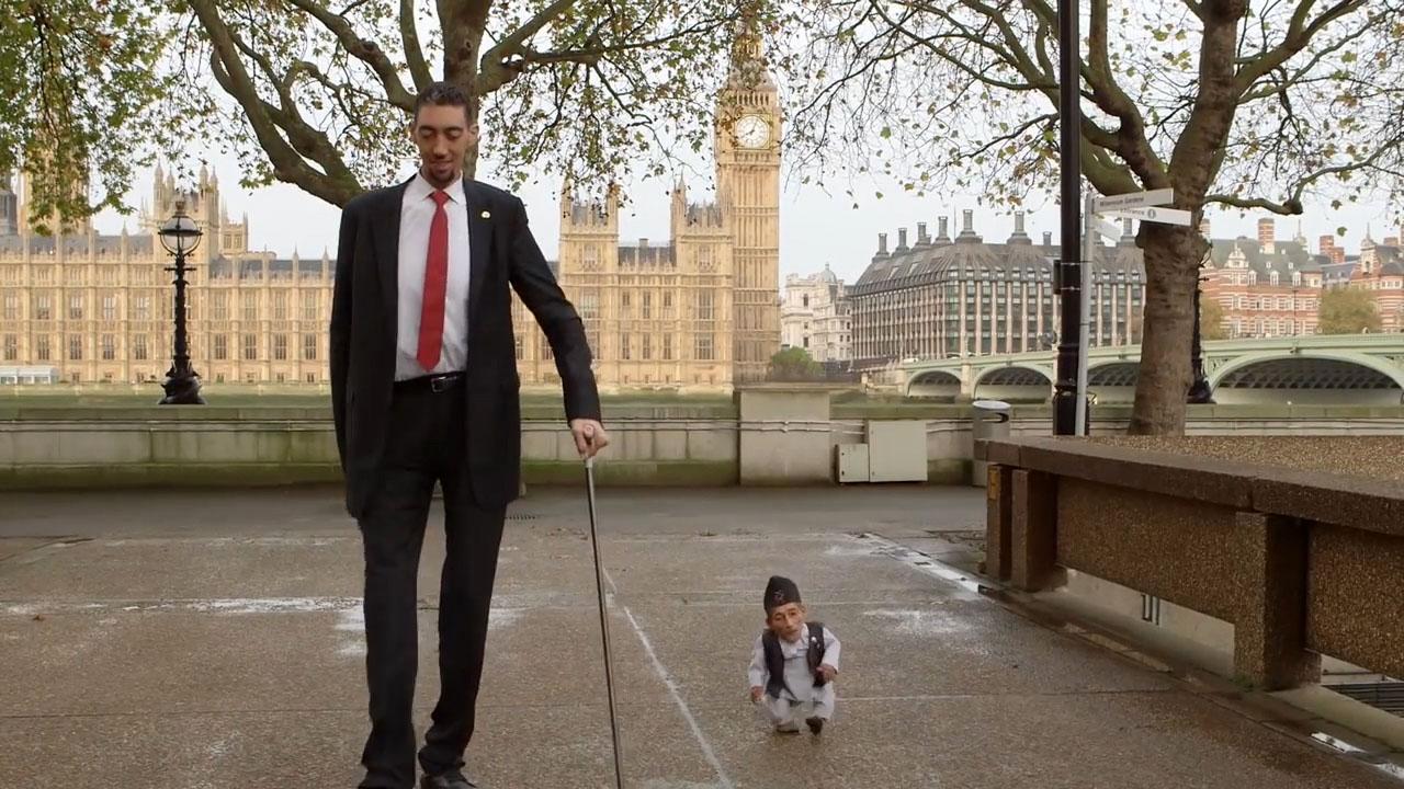 世界上最高和最矮的人相遇,世界上最矮的人身高只有70cm