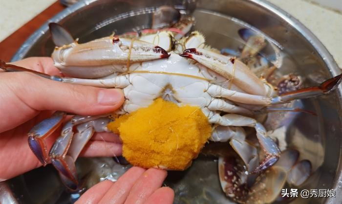 蒸螃蟹不散黄,蒸螃蟹不放水的方法