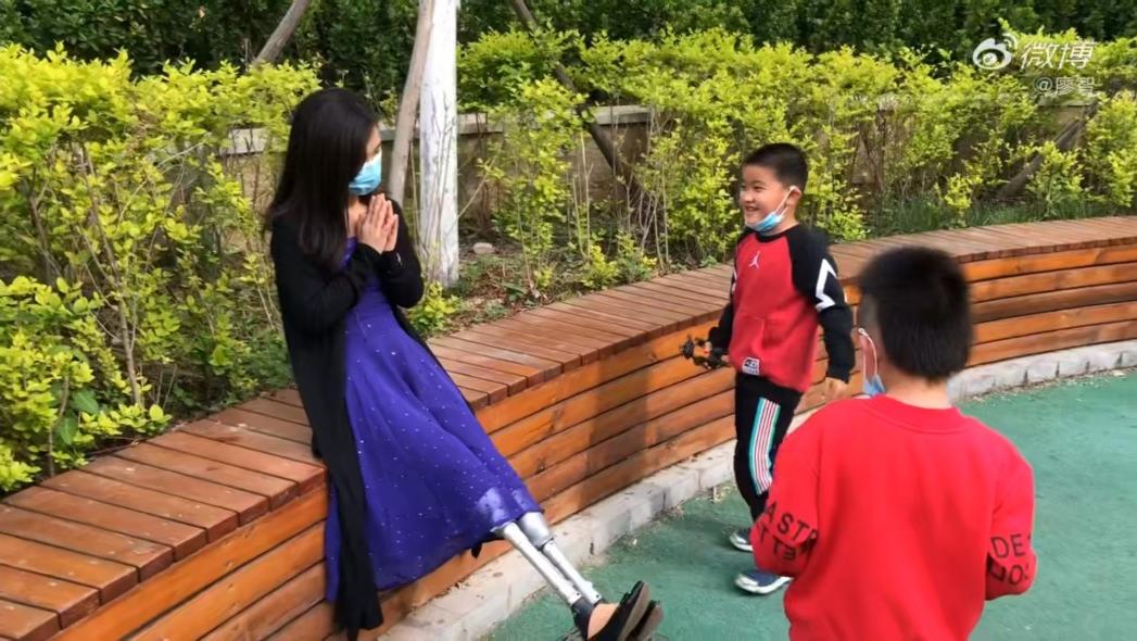 13岁独臂篮球少年网络爆红,广东独臂篮球少年成为运动员