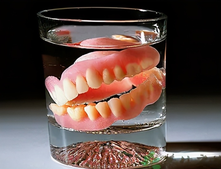 戴假牙的正确方法及注意事项,不懂保护牙齿将来会怎么样