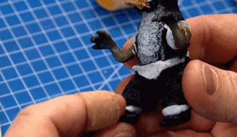 切碎可爱玩具再拼成鬼畜缝合怪，国外手工圈魔改创意大赛惊艳网友