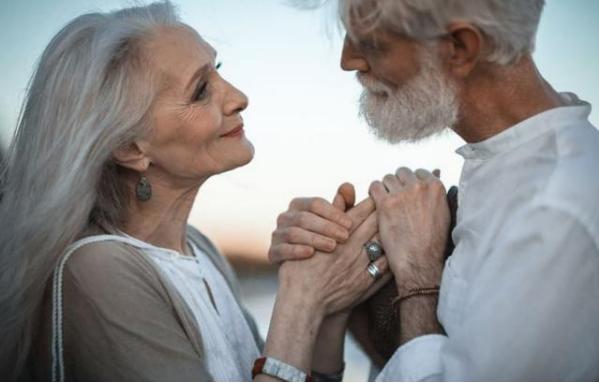 选择丁克的人不怕老了没人养吗,年轻人选择丁克是自私吗