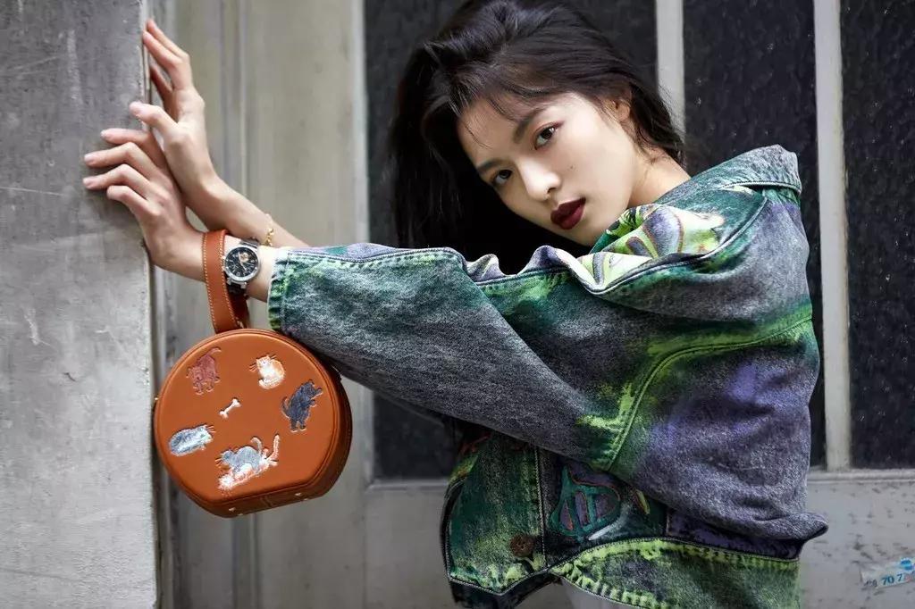 购买新款女性包包,女子买新包