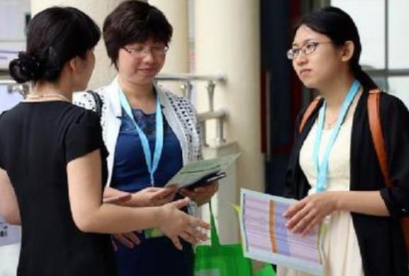 老师把卖货消息发到家长群，家长质疑故意发错，就是为了推销产品