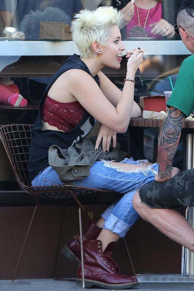 迈克尔杰克逊女儿长大了长啥样,迈克尔杰克逊女儿现在怎么样了