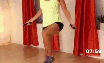 跳绳是减肥王牌，每天跳绳500个，赘肉悄悄不见，让你慢慢瘦下来