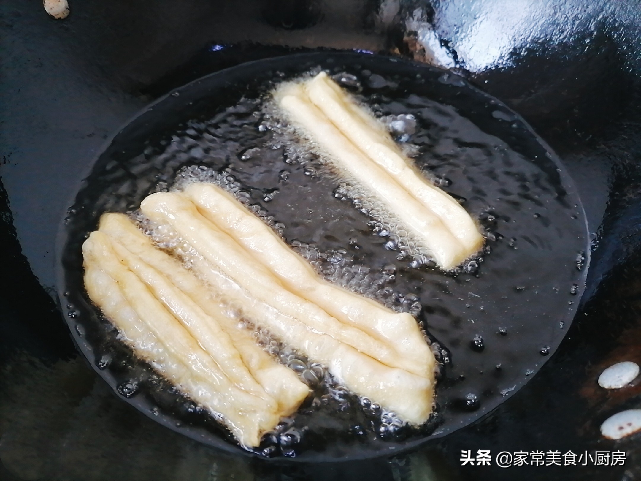 不用酵母也能炸出松软酥脆的油条,油条炸出来特别泡秘诀在哪里