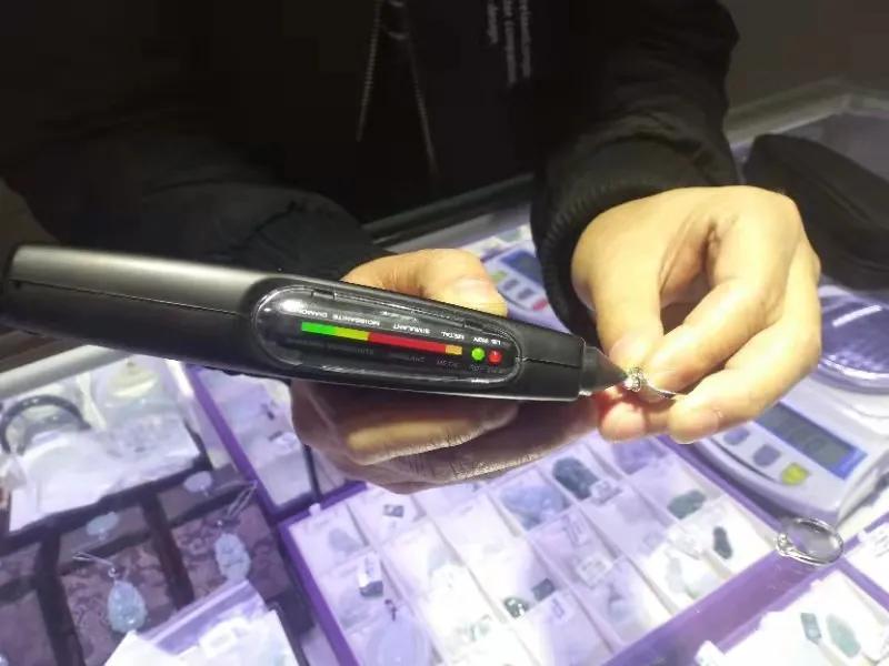 三千多的钻石都是锆石,锆石钻石价值