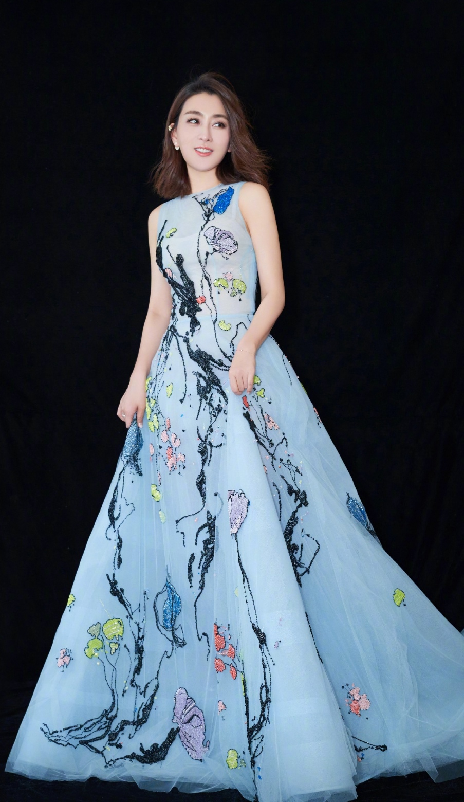 马苏无惧别人眼光，硬穿抹胸礼服“撑”出凹凸感，弯腰瞬间太撩人