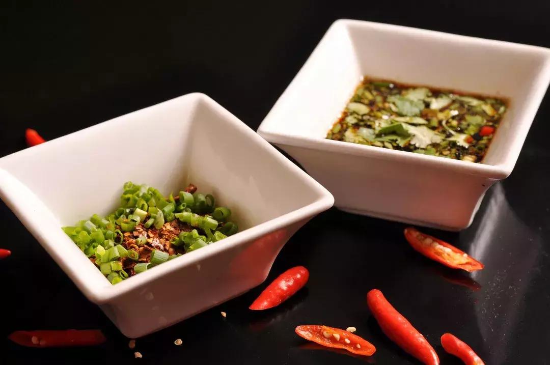 在六尺之巷,吃七秒之鱼,感受文化与美食的真谛