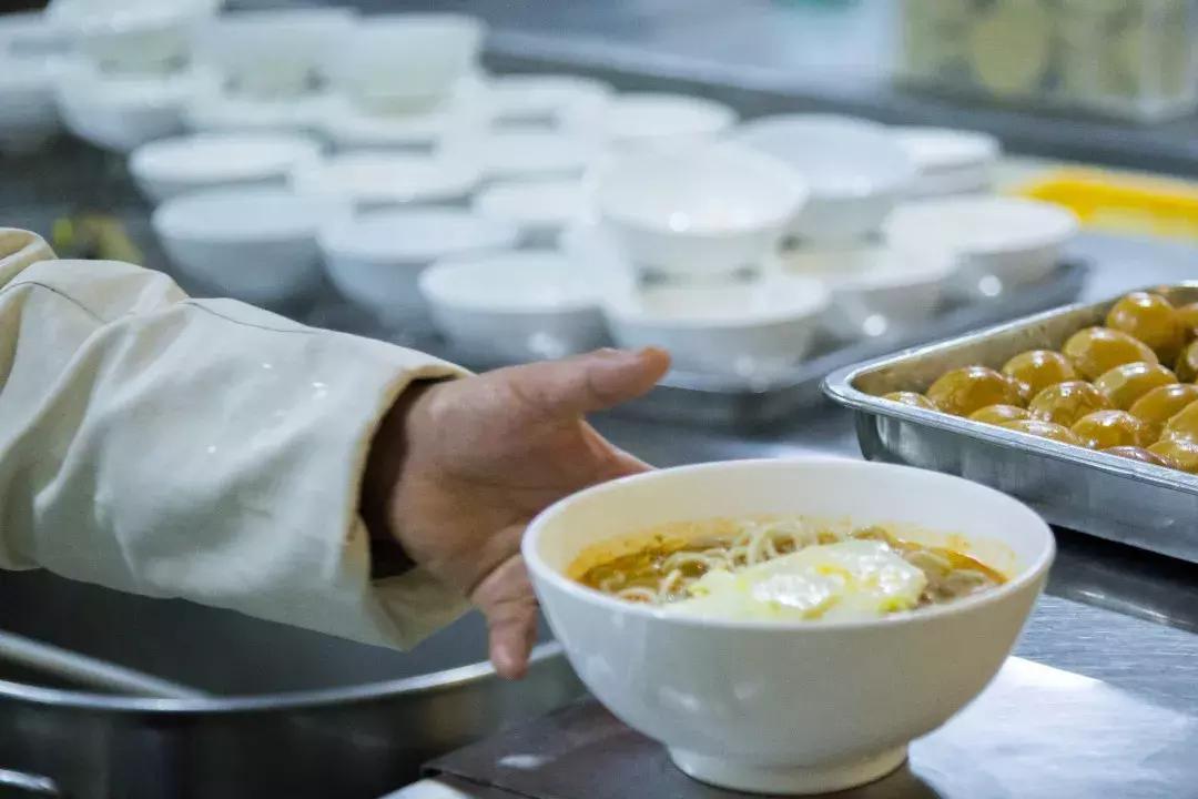 叫醒你的不是闹钟是给孩子做饭,清晨叫醒你的不是闹钟