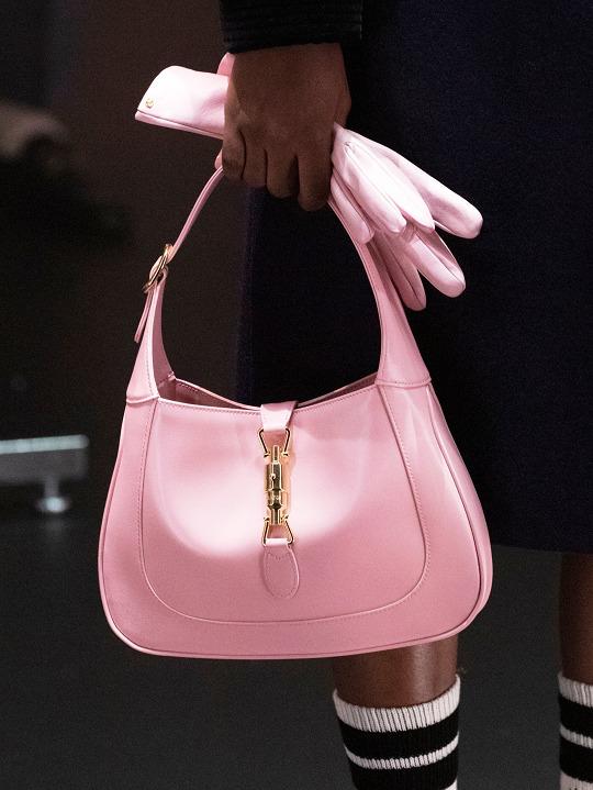 2023新款时尚半圆马鞍包,新款时髦高级感包