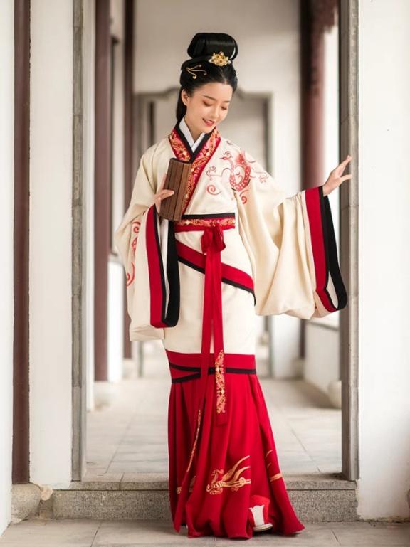 一年四季都适合穿什么样的汉服,春夏秋冬各适合穿什么样的汉服