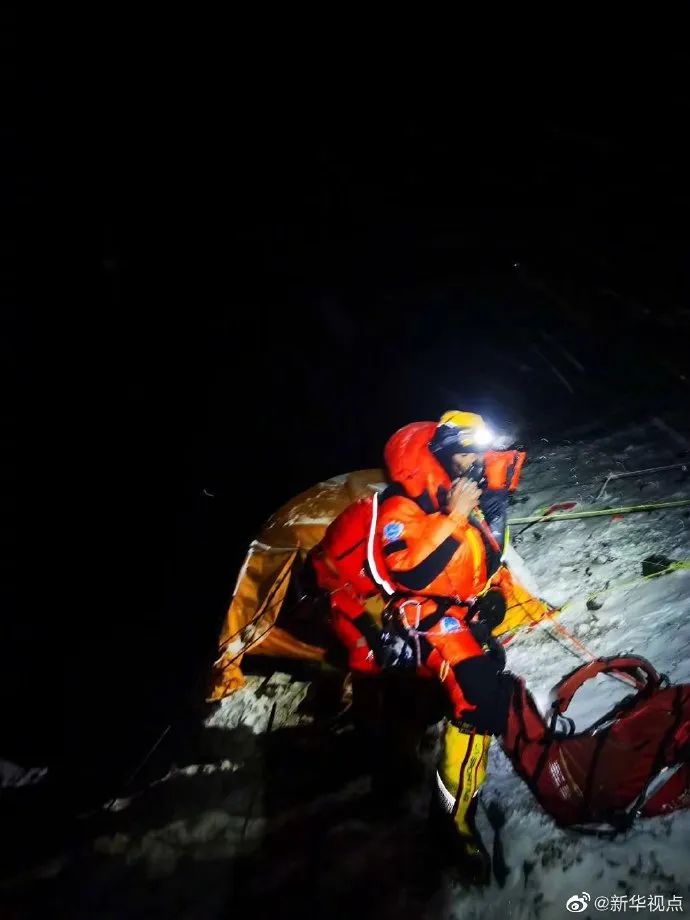 刚爬完山视频,刚爬泰山就看到了云海