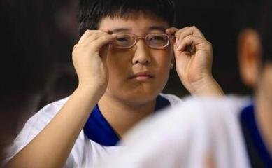 一只眼睛近视，一只眼睛不近视，要不要戴眼镜呢？