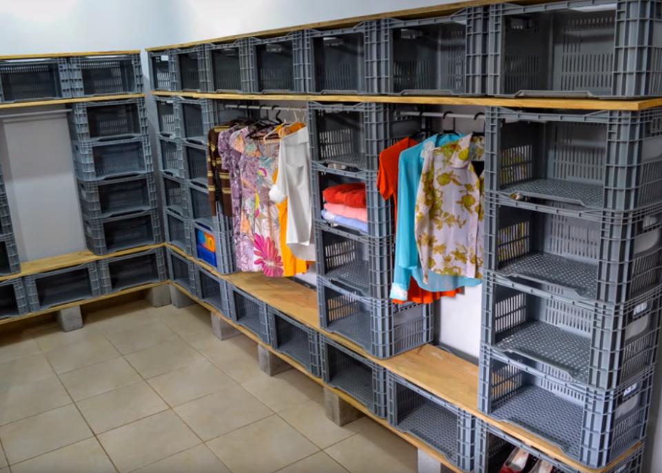 卖水果剩的塑料筐，老公堆在墙角做个L型衣帽间，还挺像回事的