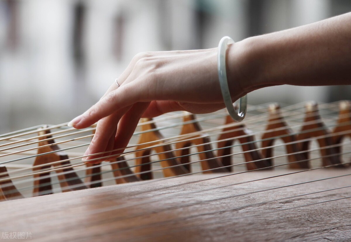 男孩子学古筝还是钢琴好,吉他钢琴古筝哪个更容易学