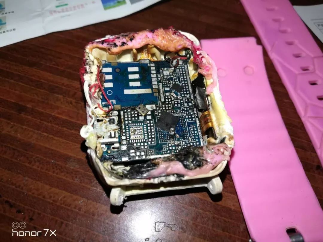 阜城一儿童电话手表上课时突然自燃！家长们要注意了…