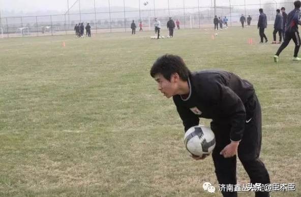 足球球员励志故事中国,足球人物励志故事