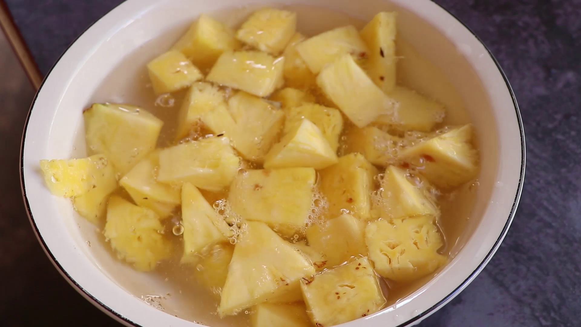 才知道水果是不用去皮的,菠萝不削皮直接切最好的方法