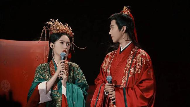 周也和其他女演员同框,周也出道前照片黑衣