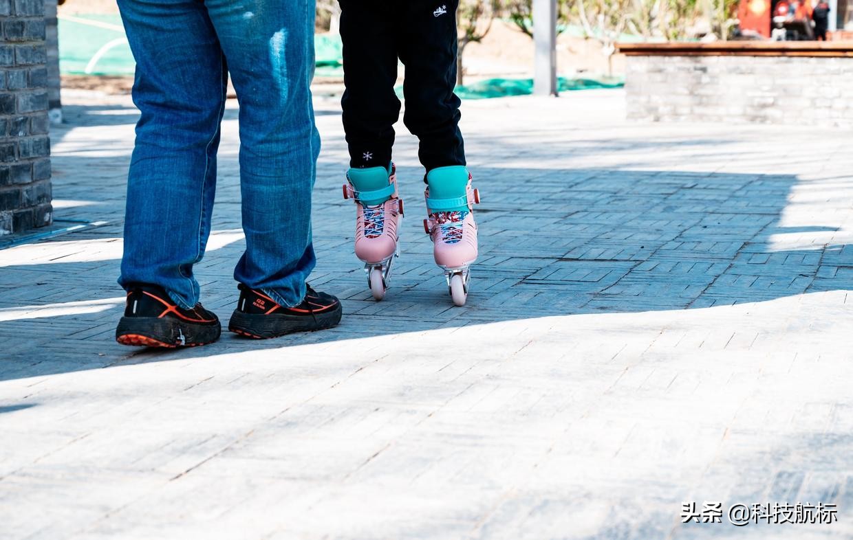 轮滑初学儿童版轮滑鞋,比较适合儿童用的轮滑鞋