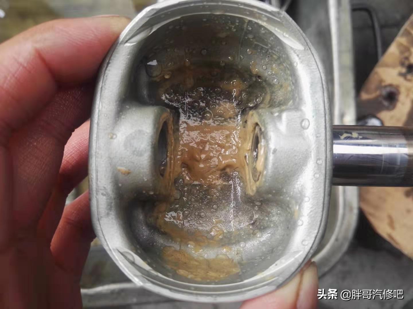 五菱宏光1.2机油少咋回事啊,五菱宏光1.2发动机机油孔在哪里