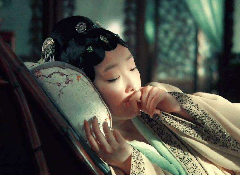 通房丫鬟的可悲之处，古代夫妇晚上睡觉，却需要在旁随时满足老爷