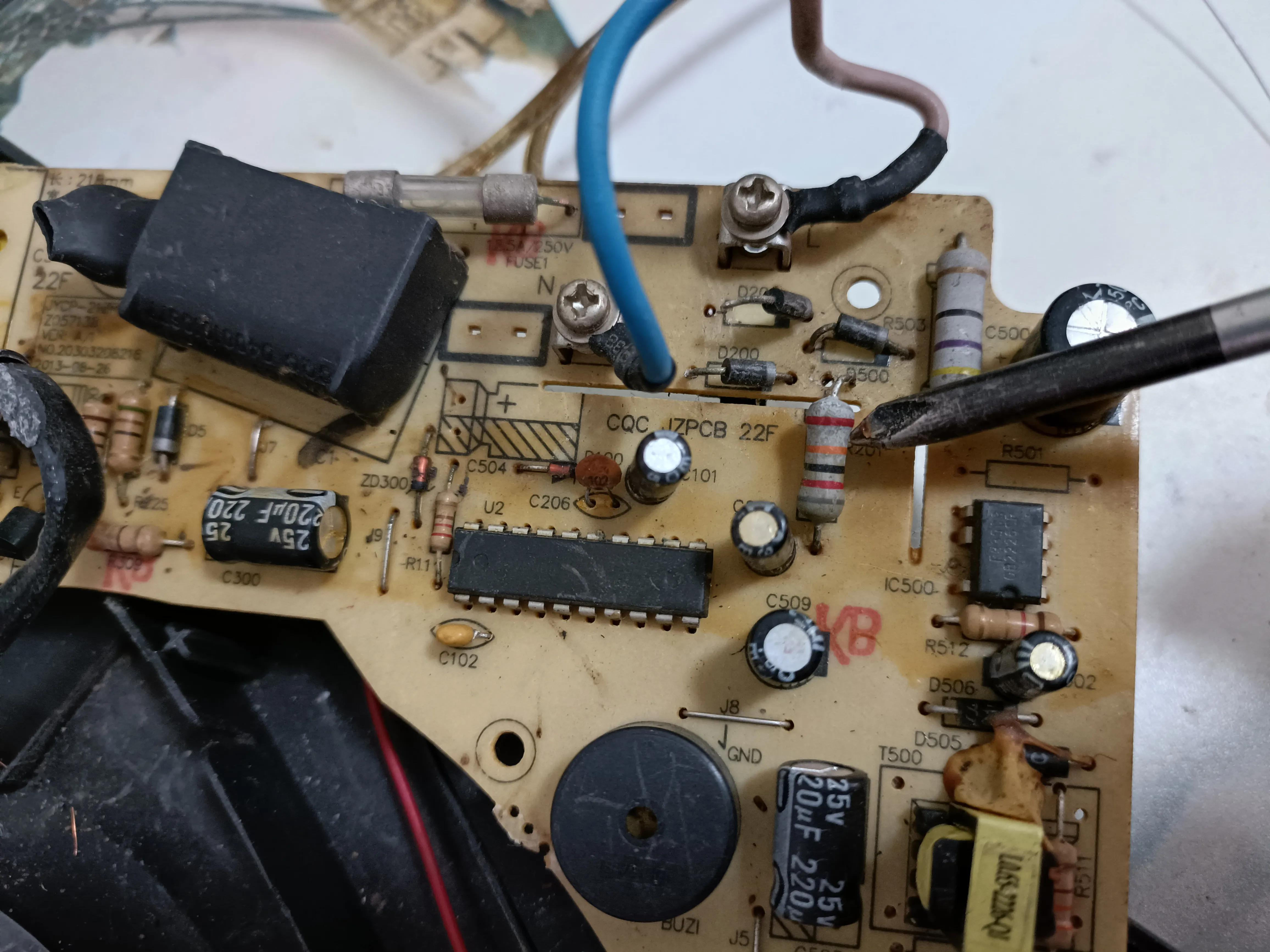 电磁炉故障显示e3十大故障维修,电磁炉出现e3电压过高怎么修