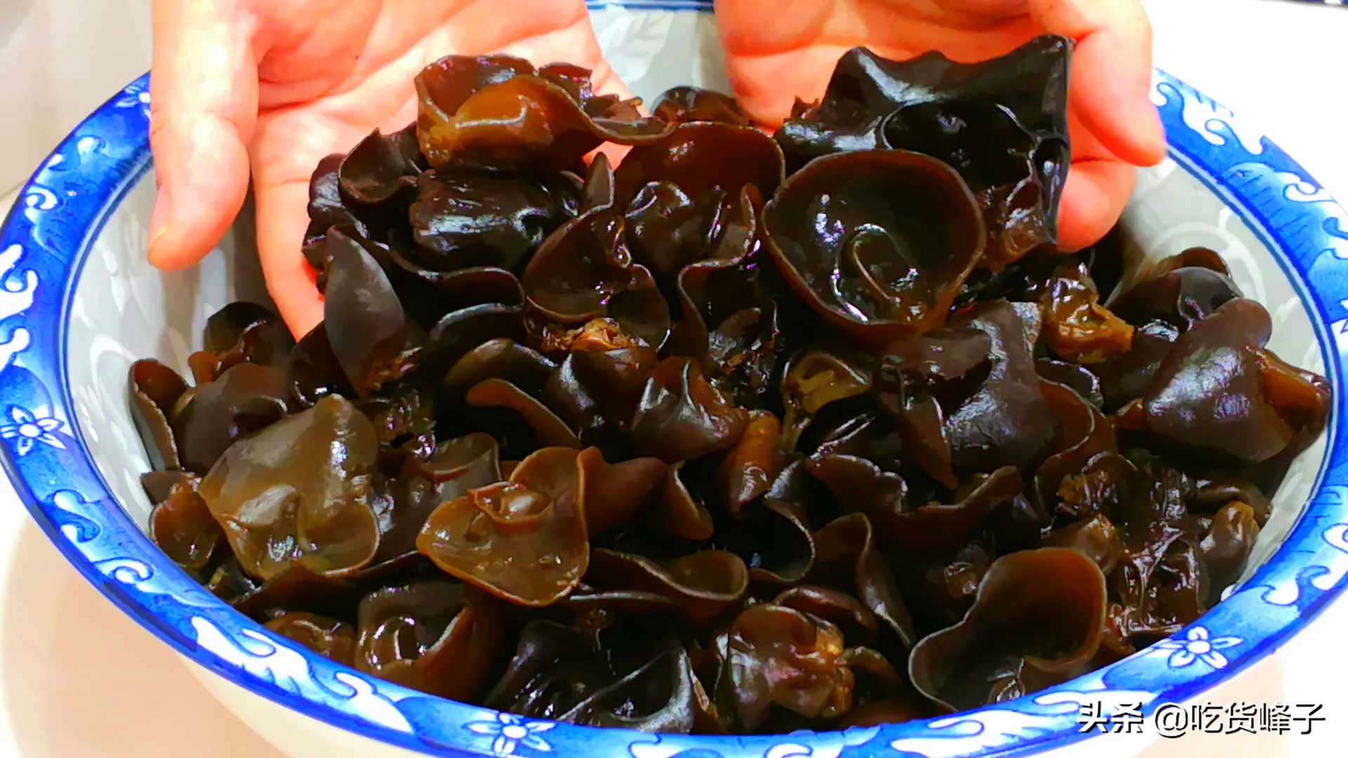 干黑木耳怎么选才能买到好的,买木耳是越黑越好吗