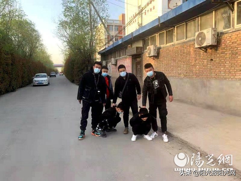 警察抓获卖假烟嫌疑人,卖假烟被民警抓获